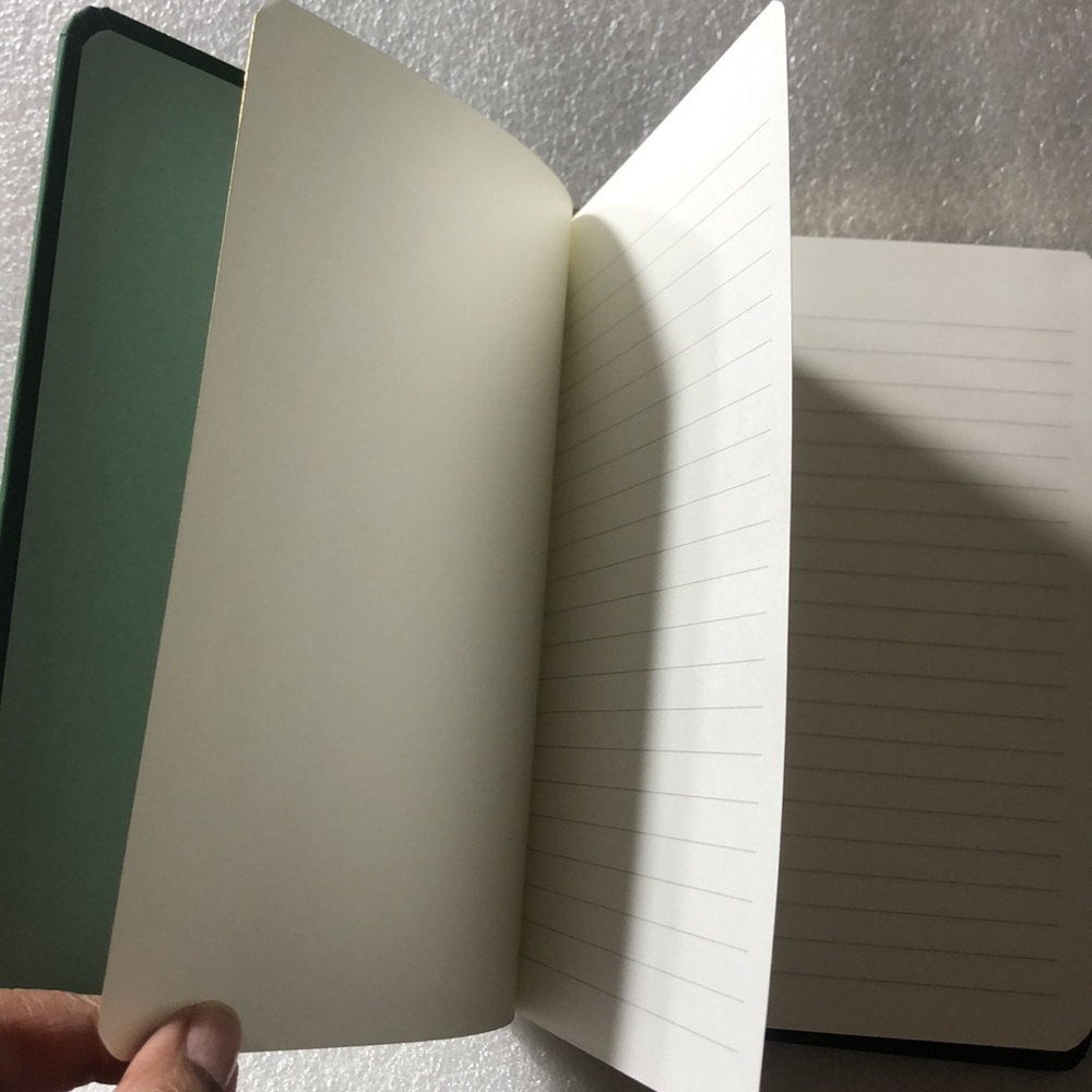 Alphabet “R” note book with golden details - Picture 11 of 17